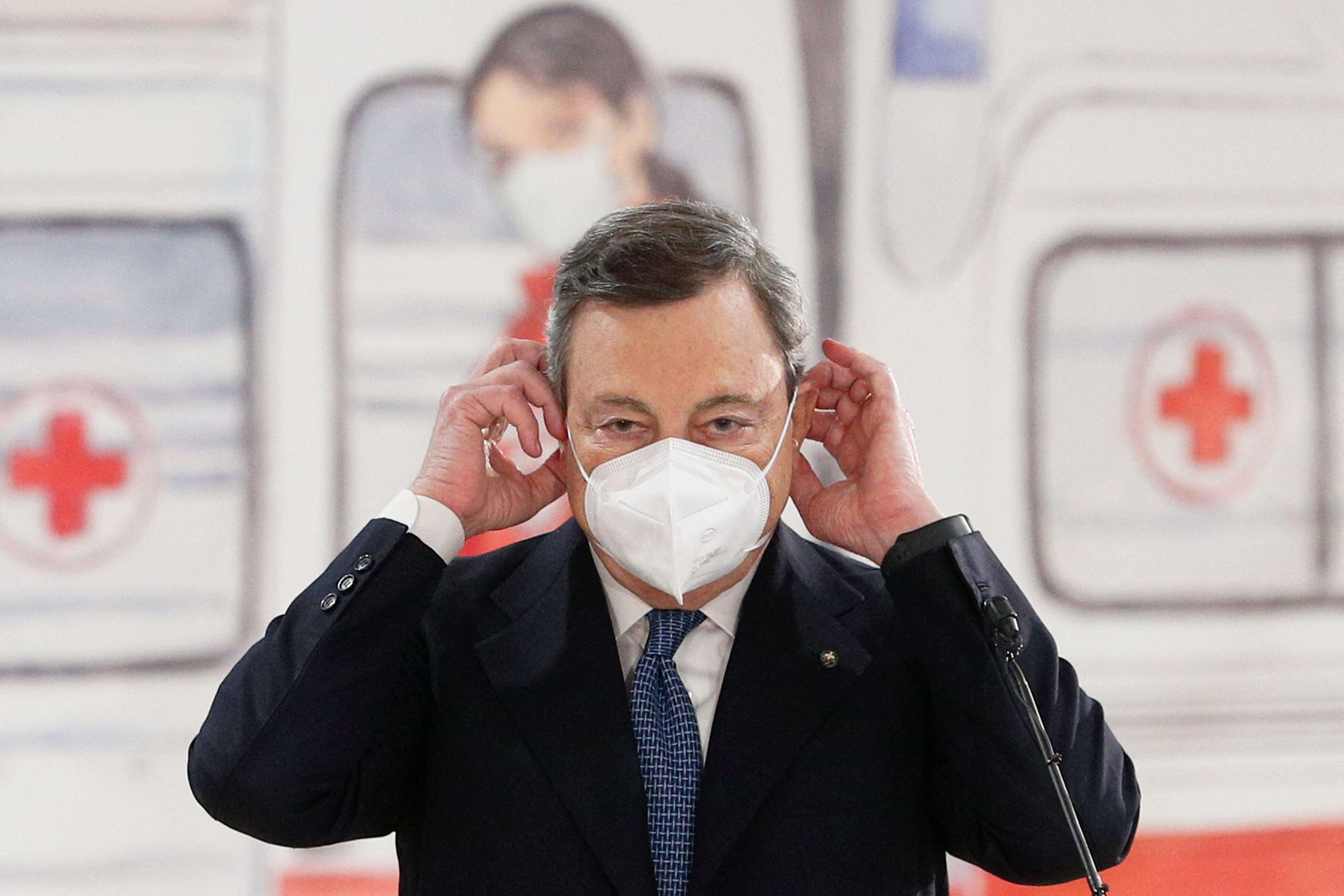 Le Premier ministre italien Mario Draghi, ici photographié ce 12 mars à l'occasion de sa visite d'un centre de vaccination à l'aéroport de Rome, a annoncé que l'Italie reconfinerait une large partie de son territoire à partir du 15 mars pour faire face à l'épidémie de covid-19.