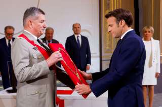 Emmanuel Macron a été officiellement investi pour un second mandat ce samedi 7 mai à l'Elysée. Le général Puga lui présente ici le collier de la légion d'honneur.