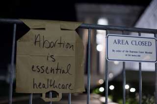 Les révélations de Politico sur la volonté de la Cour suprême de reculer sur le droit à l'avortement aux États-Unis a provoqué des réactions devant le bâtiment de la Cour suprême, comme cette pancarte revendiquant que 