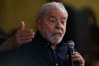 L'ancien président brésilien Lula, ici prenant la parole lors d'un événement dans le bidonville d'Héliopolis, à Sao Paulo au Brésil, le 21 avril 2022.