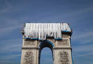 Ce dimanche 12 septembre, l'emballage de l'Arc de Triomphe rêvé par Christo a début à Paris.