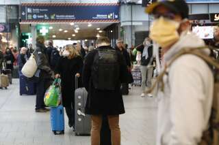 Des habitants de Paris attendent leur train à la gare Montparnasse le 17 mars, quelques heures avant le début du confinement national.
