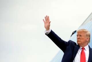 US President Donald Trump waves from Air Force One as he departs Joint base Andrews in Maryland, for South Carolina, on October 25, 2019. (Photo by Jim WATSON / AFP) (Photo by JIM WATSON/AFP via Getty Images)