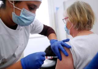 Une vaccination contre le Covid-19 à Tourcoing le 19 janvier 2021 (AP Photo/Michel Spingler)