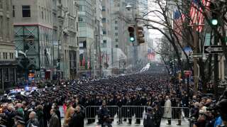 Des milliers de policiers réunis pour les funérailles de l'officier du NYPD Wilbert Mora, à la cathédrale Saint-Patrick à New York, le 2 février 2022.
