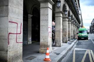Paris: des croix gammées peintes rue de Rivoli, un homme en garde à vue