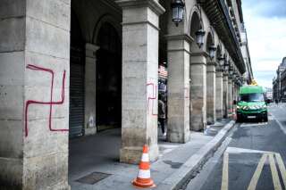 Une photo montre des croix gammées peintes à la bombe sur des colonnes de la rue Rivoli dans le centre de Paris le 11 octobre 2020