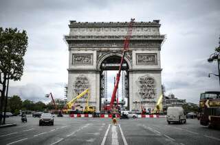 L'Arc de Triomphe commence à être empaqueté pour l'oeuvre de l'artiste Christo, à Paris le 4 août 2021.