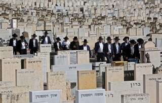 Des juifs ultra-orthodoxes assistant aux funérailles de l'une des victimes de la tragédie de Meron, au cimetière de Segula à Petah Tikva en Israël, le 30 avril 2021.
