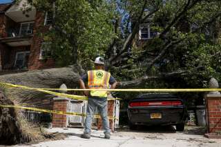 La tempête Isaias a fait au moins 5 morts aux États-Unis et provoqué des dégâts matériels comme ici dans Queens à New York City.