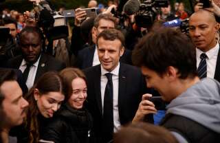 Emmanuel Macron, ici après une visite d'un centre pour réfugiés ukrainiens à La Pommeraye, près de Mauges-sur-Loire (Maine-et-Loire), le 15 mars 2022.