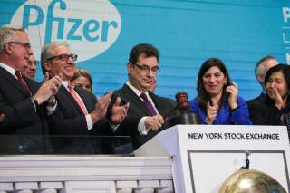 Le PDG de Pfizer a vendu 5,6 millions de dollars d'actions le jour de l'annonce du vaccin (Photo d'illustration. Albert Bourla au centre)