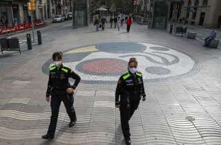 Des policiers circulent sur Las Ramblas à Barcelone, sur les lieux de l'attentat qui a fait 13 morts en  2017