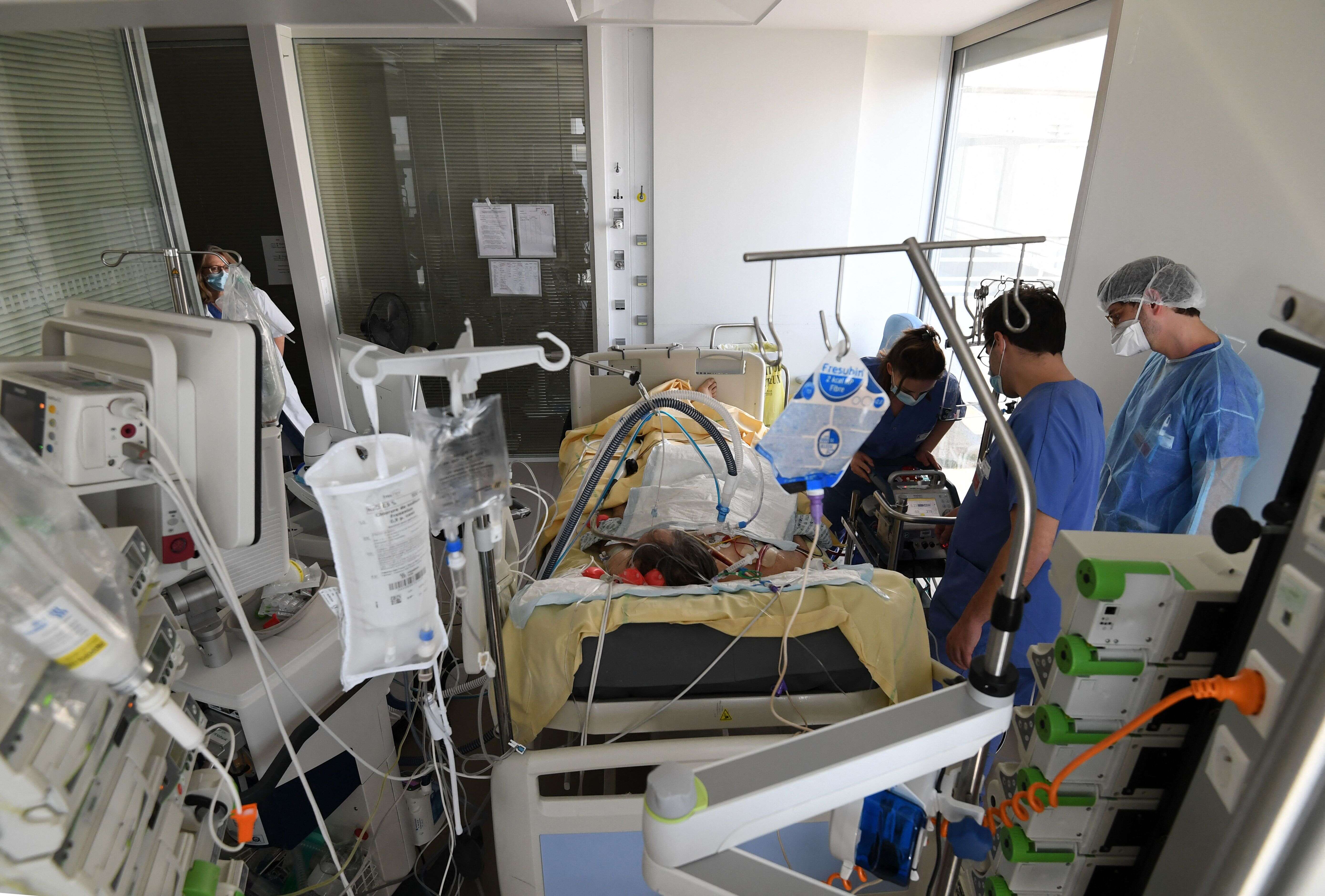 Le personnel médical s'occupant d'un patient à l'unité de soins intensifs Covid-19 à l'hôpital Ambroise Paré de Boulogne-Billancourt, le 8 mars 2021.