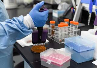 Pour gagner la bataille du vaccin anti-Covid, il faudra aussi remporter celle des seringues (Photo: des tests au laboratoire Biogenix pour le vaccin anti-Covid à Abu Dhabi. REUTERS/Khushnum Bhandari)