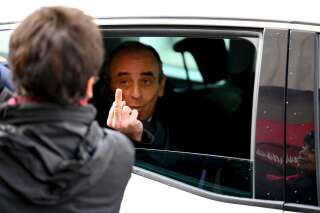 Éric Zemmour faisant un doigt d'honneur à une opposante à Marseille