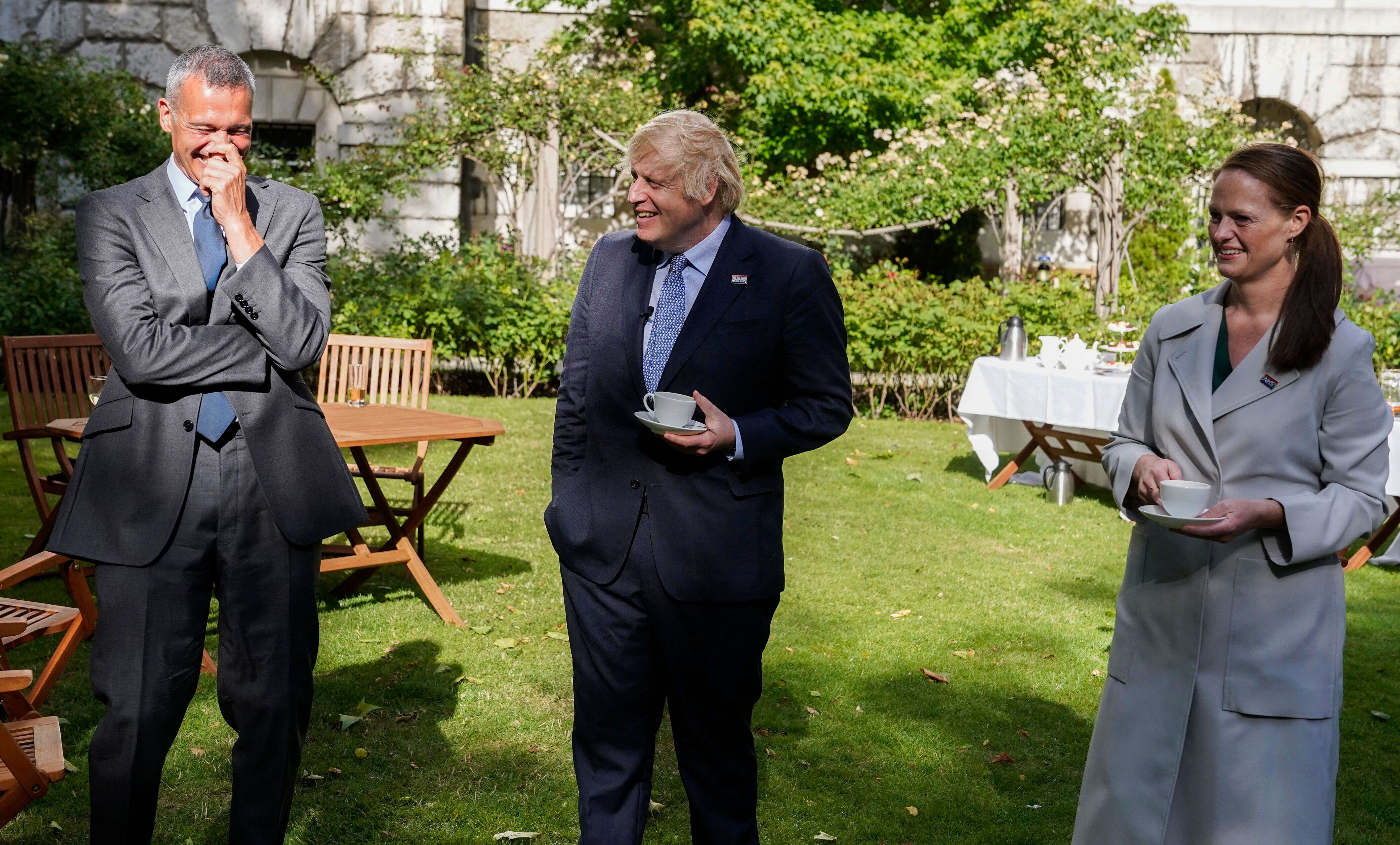 Jenny McGee, ici à droite de Boris Johnson à l'occasion d'une réception à la résidence du Premier ministre après son hospitalisation, a annoncé démissionner de son poste dans le système de santé britannique, 