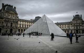 Devant le musée du Louvre à Paris le 1er mars 2020.