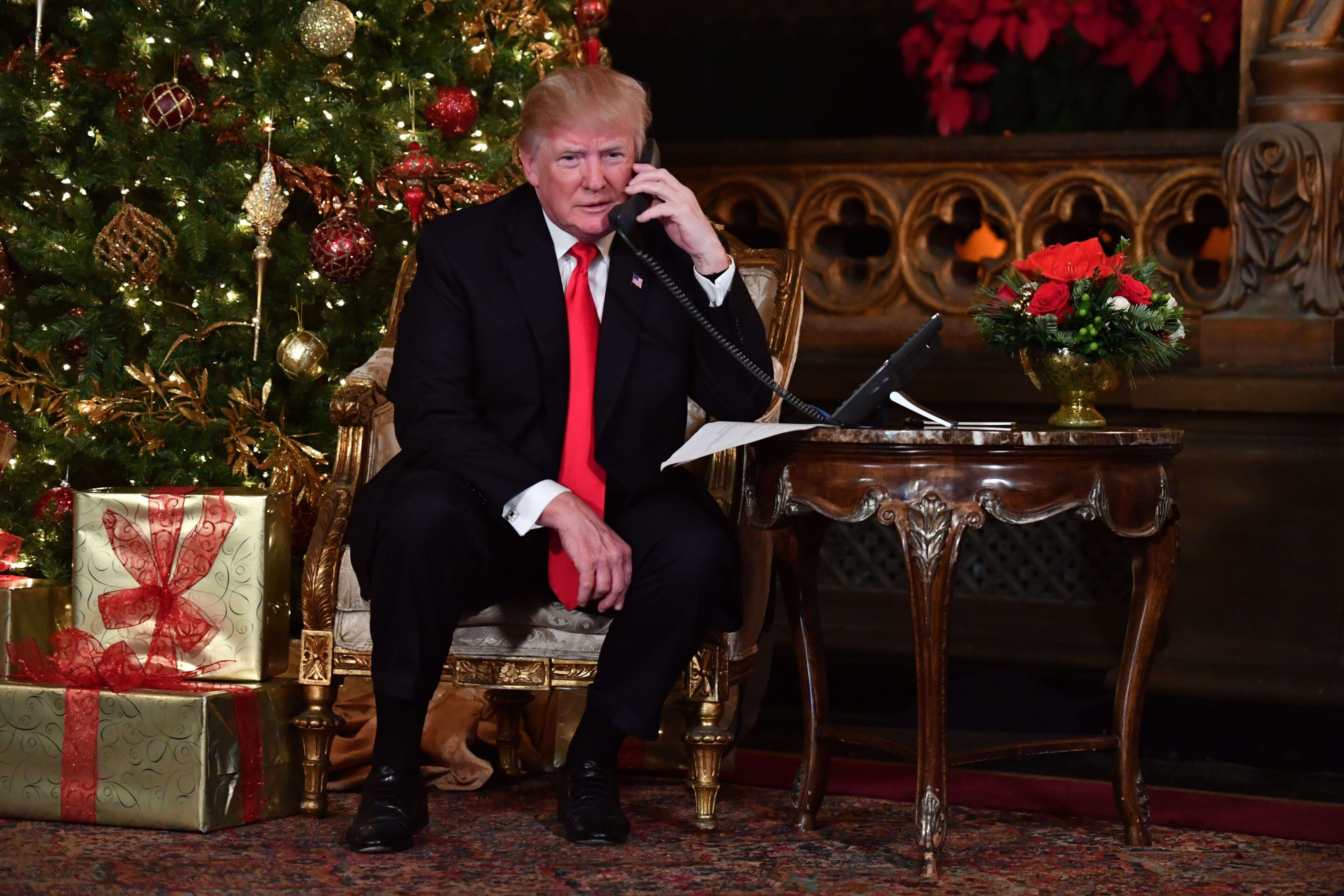La retranscription de l'appel entre Trump et Zelensky est incomplète selon un haut-gradé témoignant au Congrès (photo d'illustration de Donald Trump au téléphone le 24 décembre 2017)