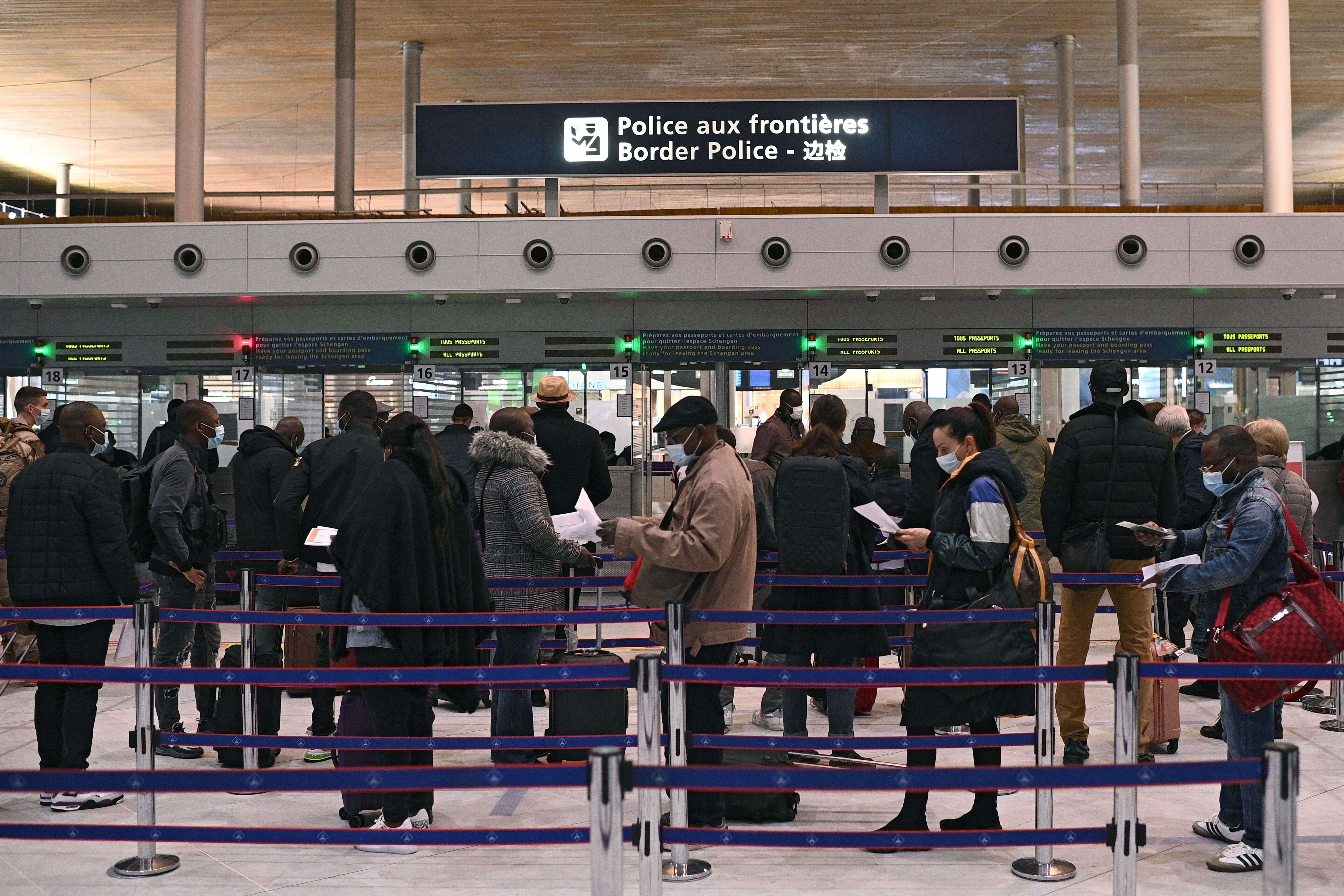 Les autorités françaises sont en train de plancher sur une classification des destinations de voyage par rapport à l'épidémie de covid-19 (photo d'illustration prise en février dernier à l'aéroport de Roissy-Charles de Gaulle).