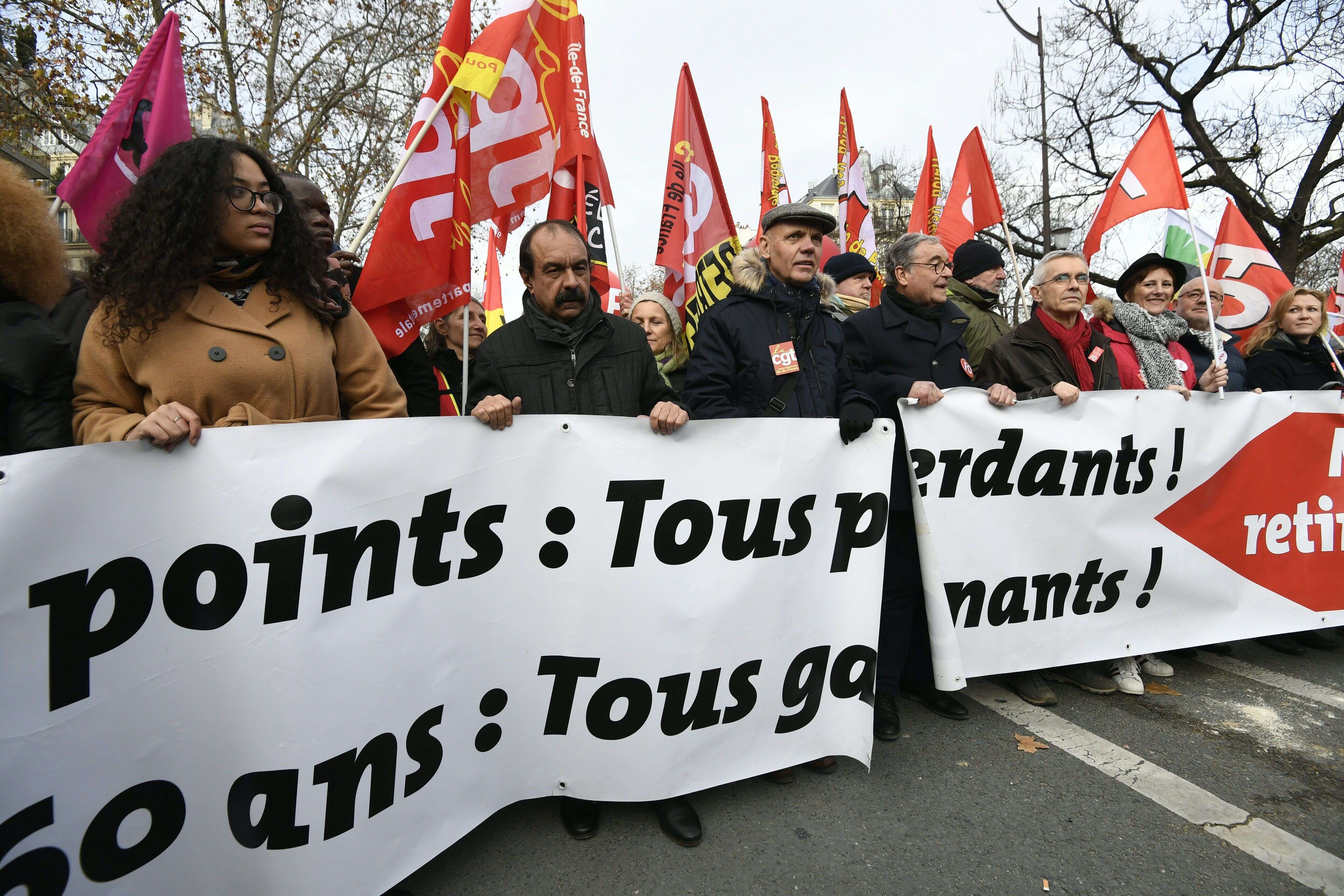 Philippe Martinez (CGT) et Yves Veyrier (FO) manifestent contre la réforme des retraites le 10 décembre à Paris.