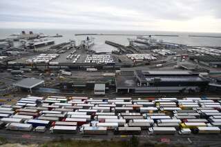Des camions de fret faisant la queue pour entrer dans le port de Douvres, en Angleterre, le 18 décembre 2020.