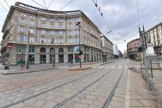 Une rue déserte à Milan en Italie le 15 mars 2020.