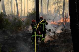 Des pompiers luttent contre un violent incendie dans le Var le 18 août 2021.