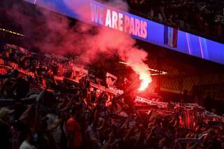 Avant le match entre l'Olympique de Marseille et le Paris Saint-Germain de ce 7 février, une banderole des fans parisiens fait parler d'elle (image d'illustration, prise le 23 août 2020 alors que des supporters du PSG regardaient sur un écran géant au Parc des Princes la finale de Ligue des Champions perdue contre le Bayern Munich).