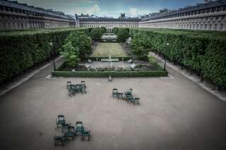 Le jardin fermé du Palais Royal à Paris, pendant le confinement, le 27 avril 2020.