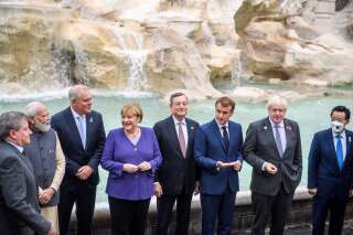Les dirigeants Narendra Modi, Scott Morrison, Angela Merkel, Mario Draghi, Emmanuel Macron,  Boris Johnson, et le directeur de la FAO Qu Dongyu, posent à Rome devant la fontaine de Trevi le 31 octobre 2021 en marge du G20