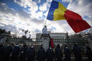 A Bucarest, des opposants au pass sanitaire ont protesté contre un projet de loi de pass sanitaire au travail le 21 décembre 2021.