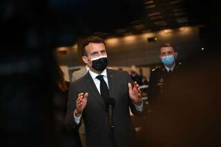 Levée des brevets: Macron a-t-il retourné ou simplement réajusté sa veste? (Photo: Emmanuel Macron inaugure le premier vaccinodrome à Paris le 6 mai 2021. Photo par CHRISTOPHE ARCHAMBAULT/POOL/AFP)