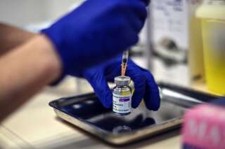 Une seule dose de vaccin pour ceux qui ont eu le Covid-19, recommande la HAS (Photo d'illustration d'une dose de vaccin contre le coronavirus d'AstraZeneca, à Lyon le 6 février 2021 - Olivier Chassignole, Pool via AP)