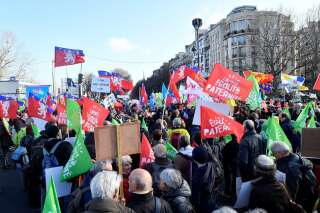 Des opposants à la loi bioéthique défilant dans les rues de Paris dimanche 19 janvier.