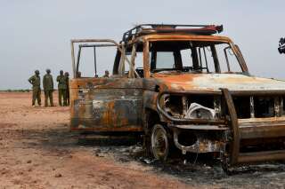 La carcasse de la voiture du groupe humanitaire français Acted le 21 août 2020, dans laquelle six Français, leur guide local et le chauffeur ont été tués par des hommes armés non identifiés à moto le 9 août 2020, dans la réserve de Kouré au Niger.