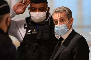 Nicolas Sarkozy, poursuivi pour corruption et trafic d'influence, arrivant à la 32e chambre correctionnelle du tribunal judiciaire de Paris lundi 7 décembre.