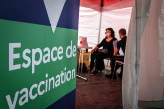 Vous êtes invités à adapter le calendrier de vos vacances à celui de la vaccination (Photo d'illustration: Une femme se fait vacciner contre le Covid-19 dans un centre de vaccination à Nanterre le 3 mai 2021. Par BERTRAND GUAY/AFP)