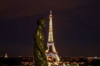 À Paris, les Tour Eiffel et Tour Montparnasse scintillent pour les soignants