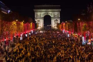 Les Champs-Élysées se parent de rouge pour Noël