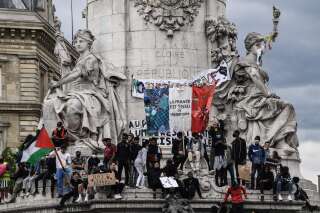 Des manifestants Place de la République à Paris participent au mouvement 