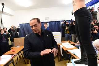 Elections en Italie: Le vote de Berlusconi perturbé par l'irruption d'une Femen seins nus