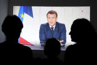 Une famille écoutant l'allocution d'Emmanuel Macron à Marseille le 31 mars 2021.