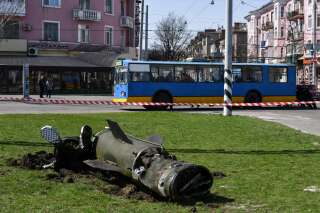 Guerre en Ukraine: le missile tombé à Kramatorsk tagué en russe