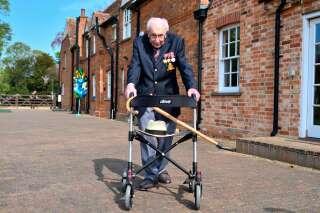 À 99 ans, Tom Moore récolte 19 millions d'euros pour les soignants