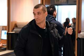 Piotr Pavlenski, ici photographié en mars 2020 au tribunal de Paris, a fait l'objet d'une arrestation médiatisée en compagnie d'Alexandra de Taddeo, avec qui il est mis en cause dans l'affaire Griveaux.