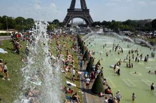 Canicule: un pic de chaleur national attendu le 16 juin (Photo prétexte de la canicule en juillet 2019 devant la Tour Eiffel par Bertrand GUAY / AFP)