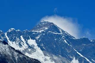 En haut de l'Everest, le plus haut sommet du monde, la Chine va marquer physiquement la frontière avec le Népal à cause de l'épidémie de covid-19 (photo de l'Everest d'avril prise fin avril 2020 depuis le côté népalais).