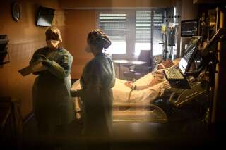 À l'hôpital Antony, des infirmières soignent un patient intubé et atteint du Covid-19 le 2 avril 2021