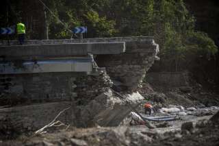 Un pont effondré à Tende, dans la Vallée de la Roya, le 7 octobre 2020  (Photo by CHRISTOPHE SIMON / AFP)